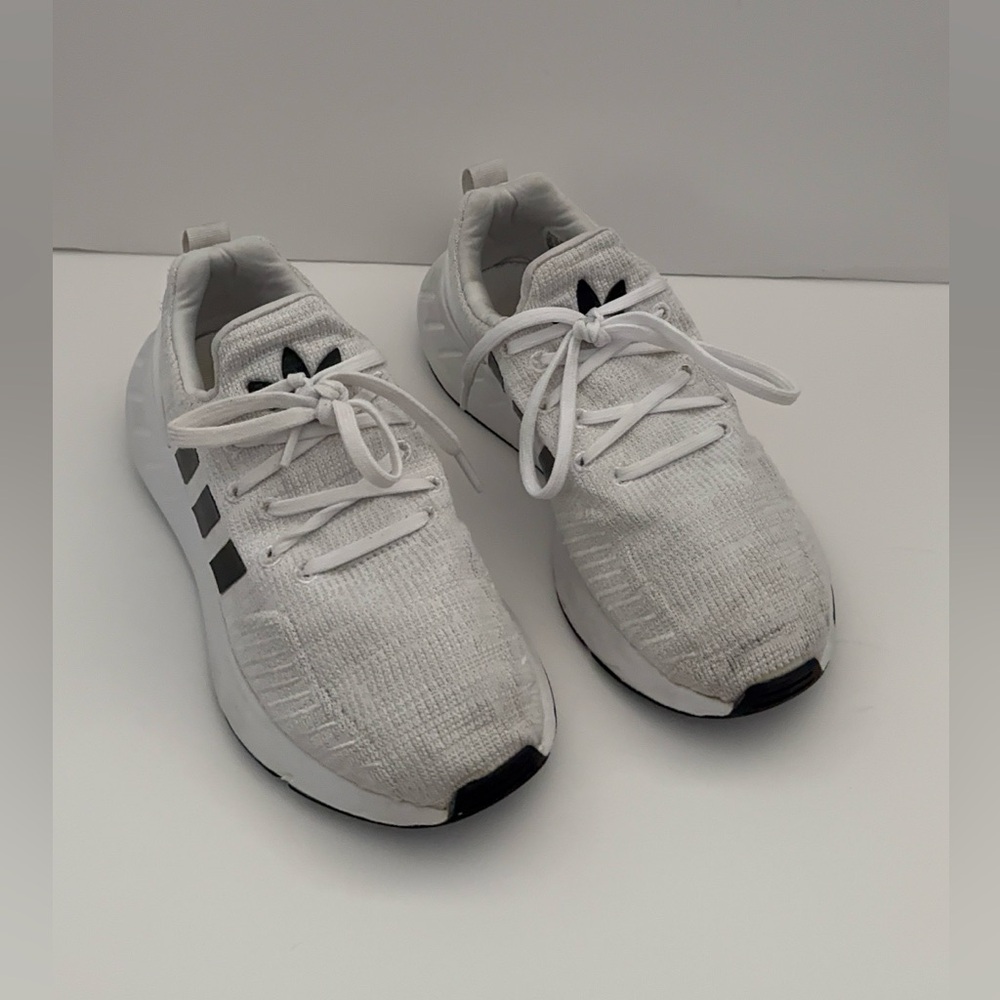 Adidas Big Kids Sneakers Size 3.5